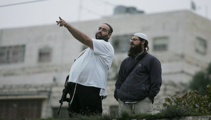 مستوطنون صهاينة يهاجمون فلسطينيين بالرصاص الحيّ في عصيرة