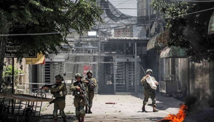 وسط اشتباكاتٍ ضاريةٍ.. حملة دهم واعتقالات واسعة في الضفة المحتلة