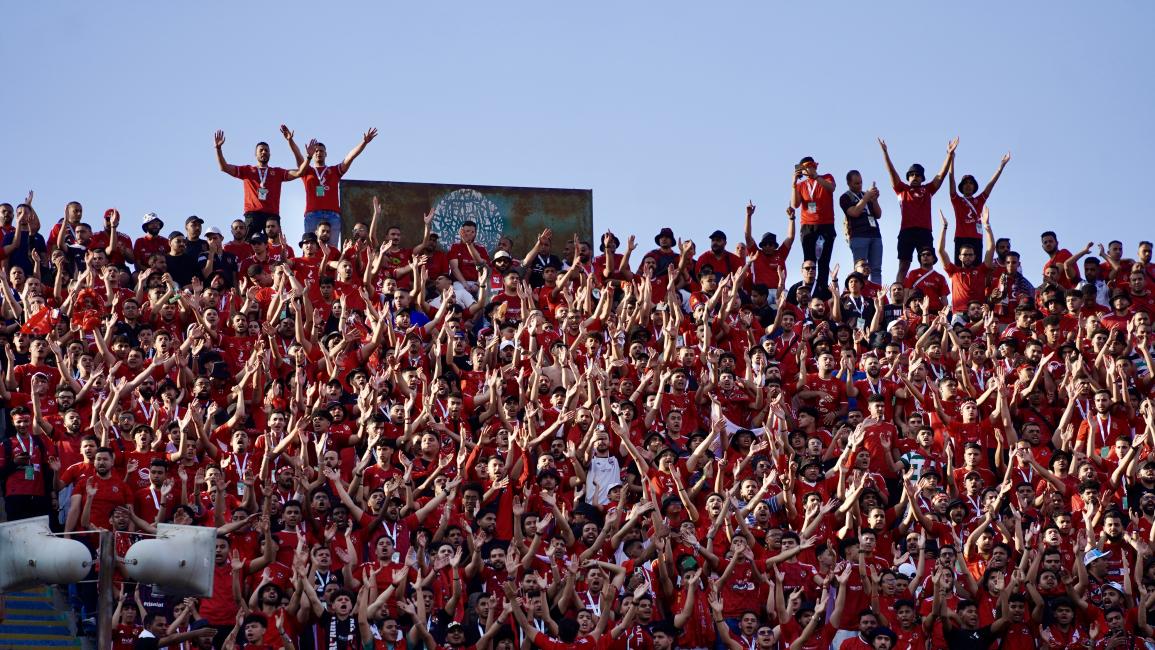 نيابة الانقلاب تجدد حبس 61 من مشجعي الأهلي بينهم رافع علم فلسطين