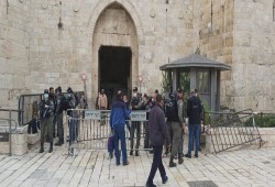 الاحتلال يعتدي على عشرات المصلين ويمنع دخولهم الأقصى