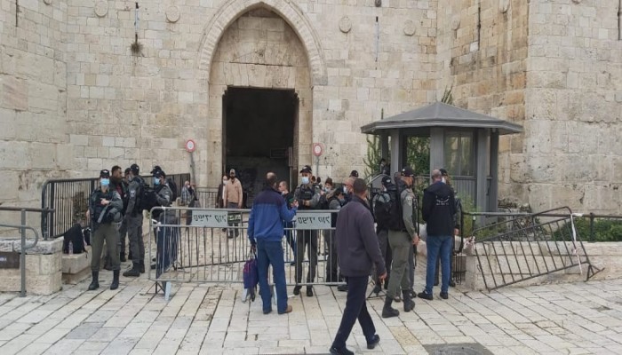 الاحتلال يعتدي على عشرات المصلين ويمنع دخولهم الأقصى