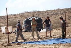 مستوطنون صهاينة ينصبون خياما في قرية بيتللو شمال غرب رام الله
