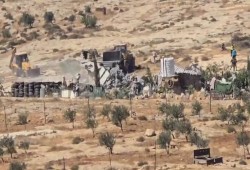 الاحتلال يهدم 3 منازل ويُجرف أراضي منشآتٍ جنوب الخليل