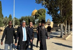 الإرهابي بن غفير يقتحم الأقصى.. والاحتلال يشن حملات دهم بالضفة