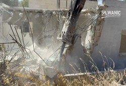 الاحتلال يجبر عائلة مقدسية على هدم منزلها قسرًا