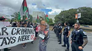 متظاهرون أمام مقر إقامة نتنياهو بواشنطن: لن نجعلك تستريح