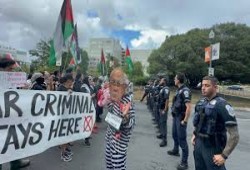 متظاهرون أمام مقر إقامة نتنياهو بواشنطن: لن نجعلك تستريح