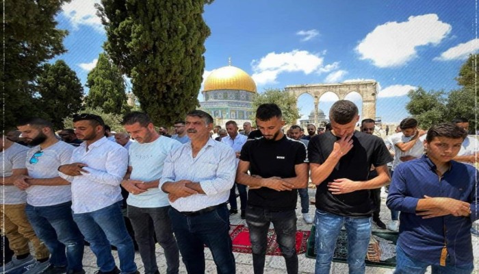 الاحتلال يعتدي على المصلين بمحيط المسجد الأقصى