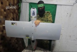 القسام تبث مشاهد لاستهداف آليات العدو والاستيلاء على مسيّراته