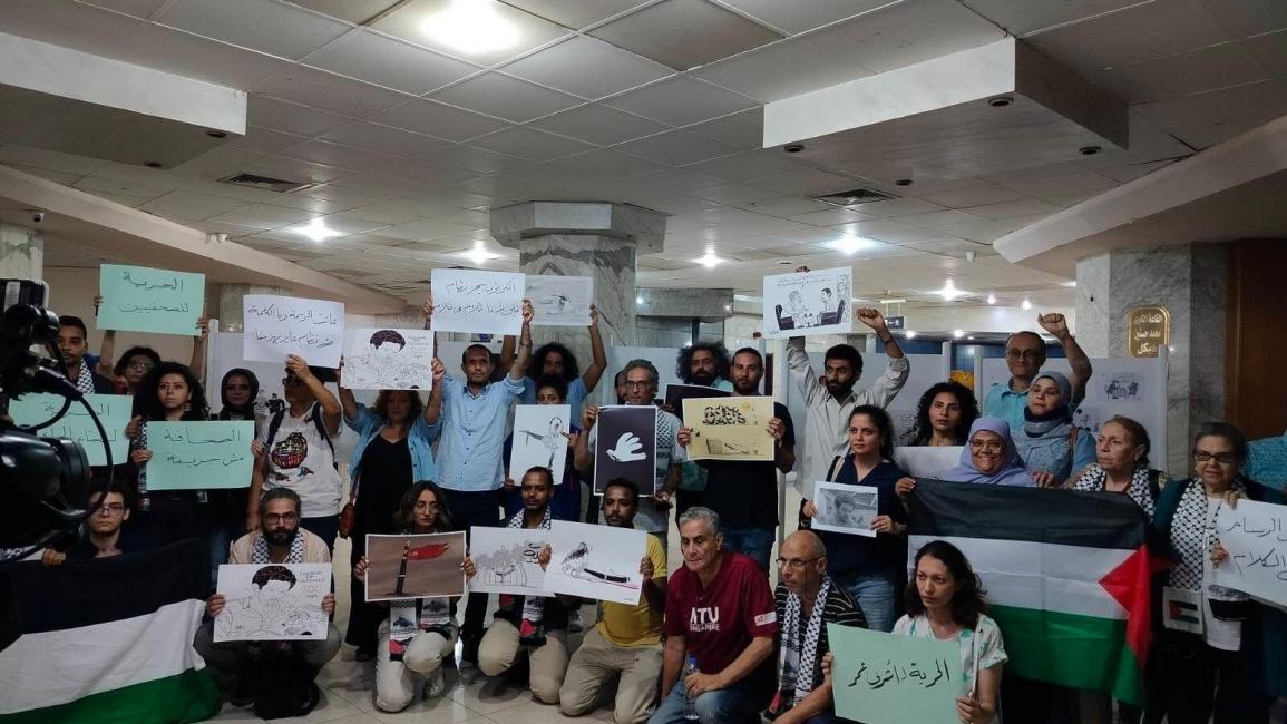 تعذيب رسام الكاريكاتير أشرف عمر يثير غضب الصحفيين