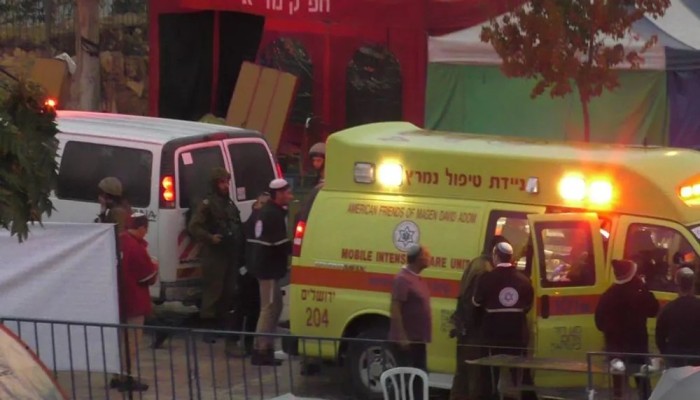 إصابة اثنين من الصهاينة بانفجار قنبلة يدوية في الخليل