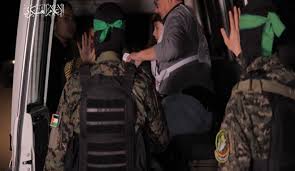 أسيرة سابقة لدى القسام تكذب إعلام الاحتلال حول تعرضها للتعذيب