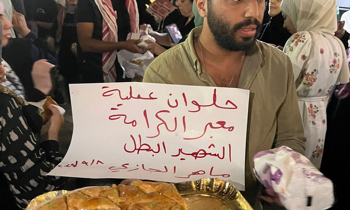 آلاف الأردنيين يحتفون بـ "زفة شهيد" عملية الكرامة ويهتفون للمقاومة