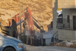 الاحتلال يهدم منزلا في بلدة حزما بالقدس