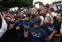 مظاهرات حاشدة في تونس تطالب بالحريات قبل أسابيع من الانتخابات الرئاسية