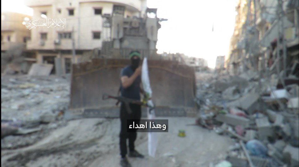 القسام ترفع أعلامها فوق آليات الاحتلال المدمرة