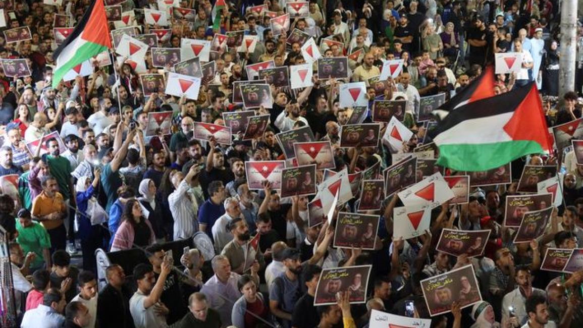 مسيرات حاشدة بالأردن تشيد بالشهيد ماهر الجازي وتدعم المقاومة الفلسطينية