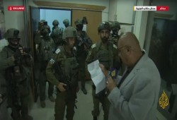 قوات الاحتلال تقتحم مكتب قناة الجزيرة برام الله وتغلقه بأمر عسكري