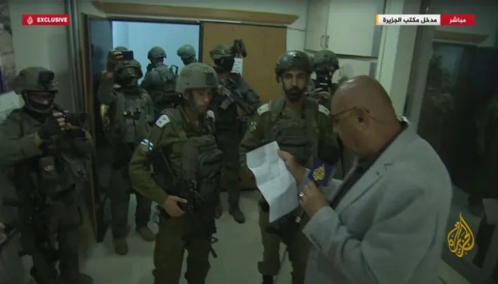 قوات الاحتلال تقتحم مكتب قناة الجزيرة برام الله وتغلقه بأمر عسكري