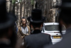 صهاينة يدنسون المسجد الأقصى: رقص ونفخ بالبوق