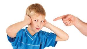 4 أخطاء تربوية تزيد الفجوة بين الآباء والأبناء