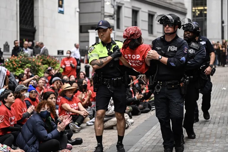 الشرطة الأمريكية تعتقل 206 متظاهرين مؤيدين لفلسطين أمام بورصة نيويورك