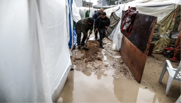 ندرة الملابس الشتوية تفاقم معاناة النازحين بغزة