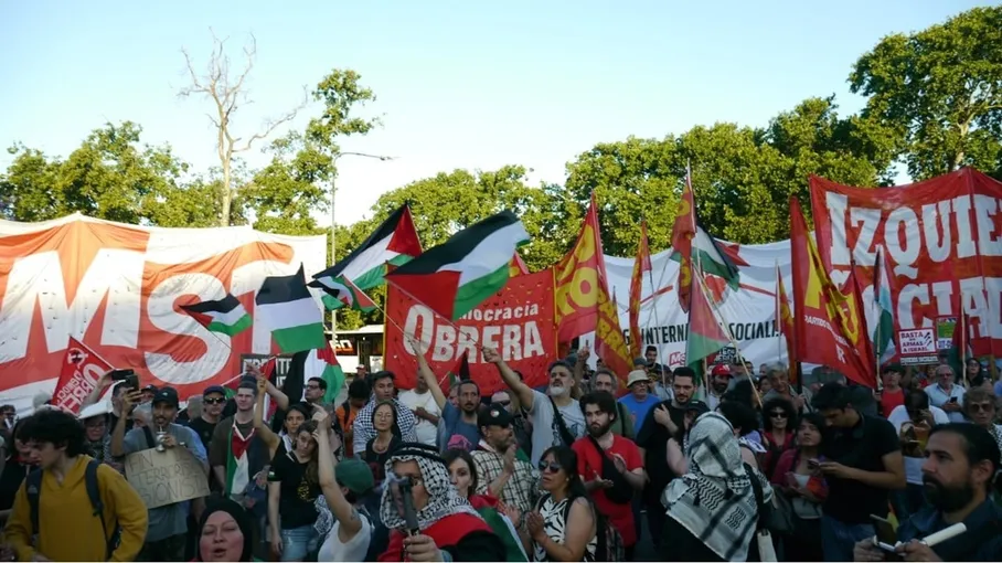 مظاهرة أمام السفارة الأمريكية في الأرجنتين للمطالبة بوقف تسليح الاحتلال