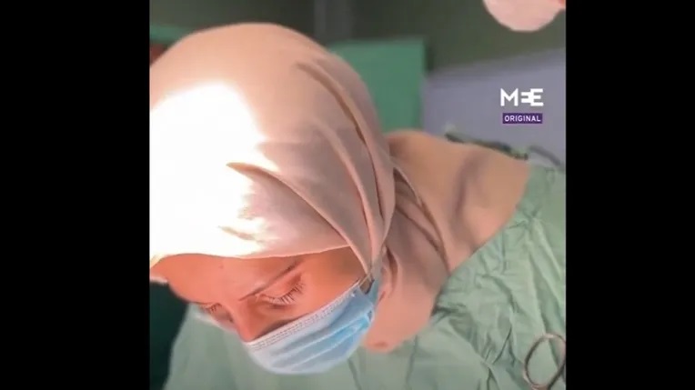 طبيبة تجري وحدها عمليات جراحية لإنقاذ حياة الجرحى بغزة