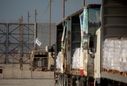 واشنطن بوست: سرقة المساعدات في غزة تجري بحماية جيش الاحتلال