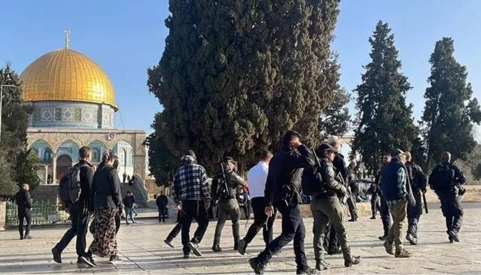 صهاينة يقتحمون الأقصى.. وحماس تدعو لمواجهة خطط التهويد