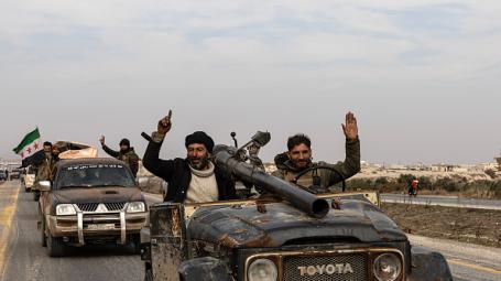 قوات الثورة السورية تقترب من دمشق.. وانسحابات واسعة لجيش بشار