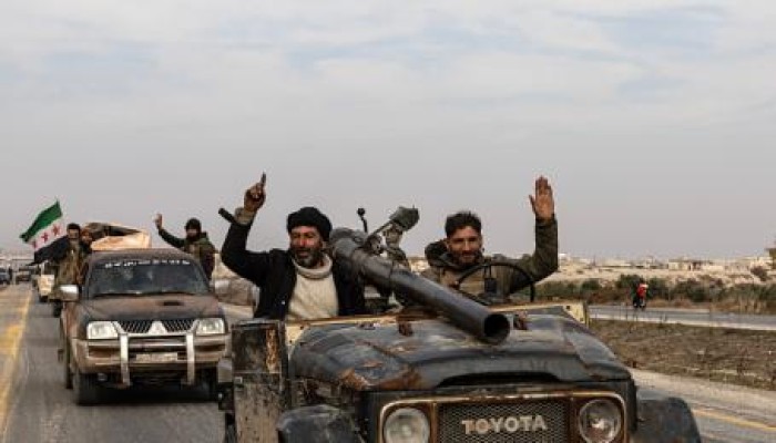 قوات الثورة السورية تقترب من دمشق.. وانسحابات واسعة لجيش بشار