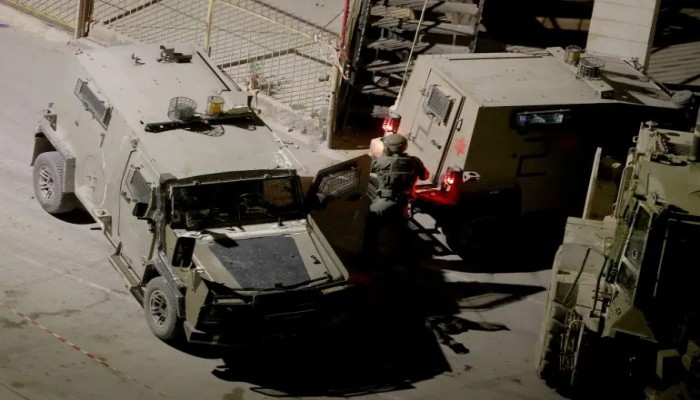 قوات الاحتلال تغلق مدرسة بمخيم العروب وتنكل بالأهالي في دورا بالخليل