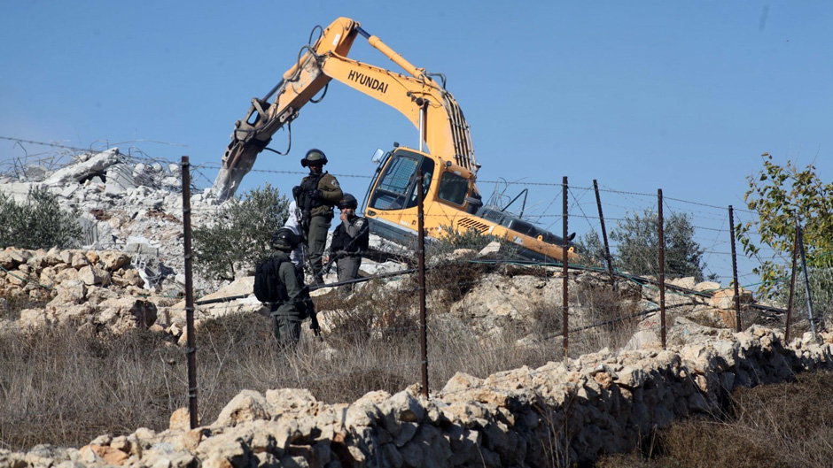 جرافات الاحتلال تنفذ عمليات هدم واسعة في بلدات جنوب نابلس