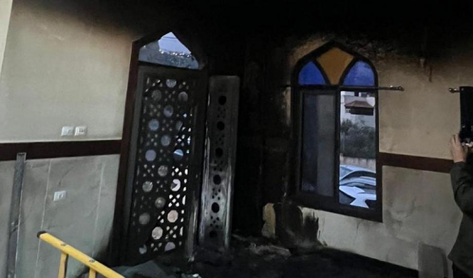 صهاينة يحرقون مسجدًا في سلفيت بالضفة المحتلة