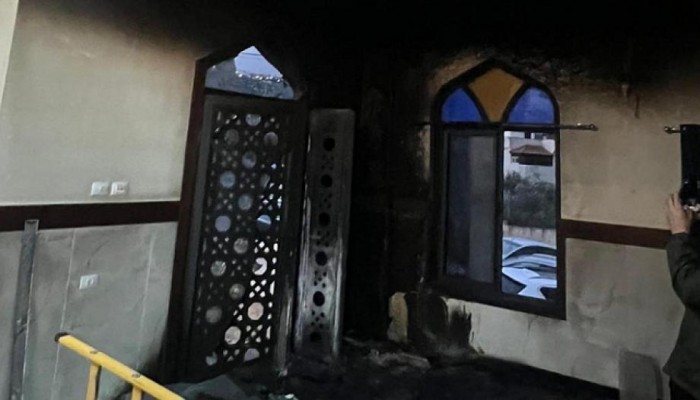صهاينة يحرقون مسجدًا في سلفيت بالضفة المحتلة