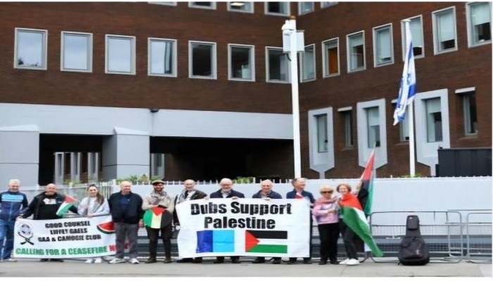 احتفال حاشد في أيرلندا بإغلاق سفارة الكيان الصهيوني