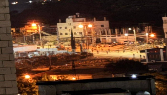 مقاومون يطلقون النار تجاه قوات الاحتلال المقتحمة لنابلس