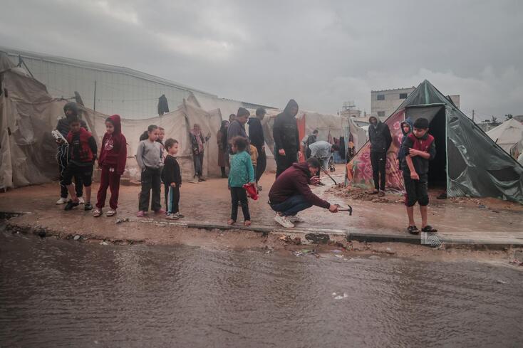 الأمطار تغمر مئات الخيام وسط وجنوب غزة ومناشدات لإنقاذ الأطفال