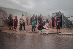 الأمطار تغمر مئات الخيام وسط وجنوب غزة ومناشدات لإنقاذ الأطفال