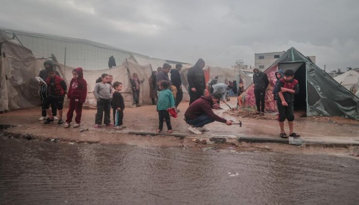 الأمطار تغمر مئات الخيام وسط وجنوب غزة ومناشدات لإنقاذ الأطفال