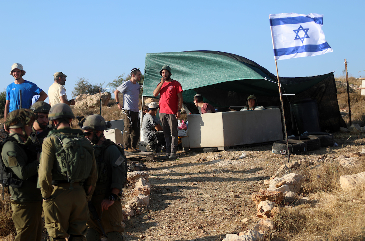 صهاينة يقيمون بؤرة استيطانية جديدة في قريوت جنوب نابلس