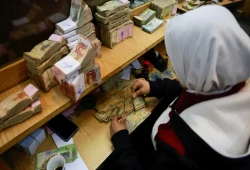 الحكومة السورية تقرر زيادة 400% برواتب الموظفين من الشهر المقبل