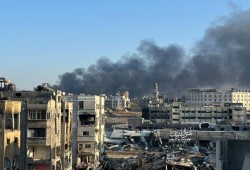 عشرات الشهداء والمصابين باستهداف الاحتلال لمربع سكني بغزة