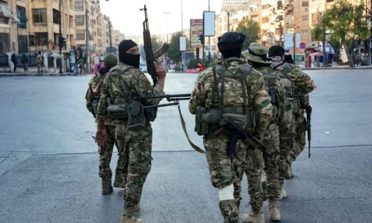 فلول الأسد تقتل اثنين وتأسر 7 من الأمن السوري وتهدد بذبحهم في اللاذقية