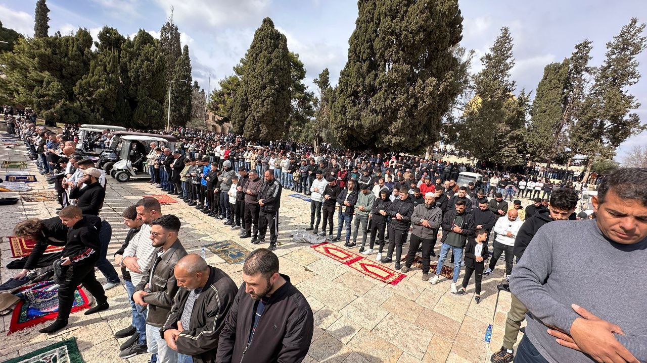 60 ألفًا يؤدون صلاة الجمعة في المسجد الأقصى