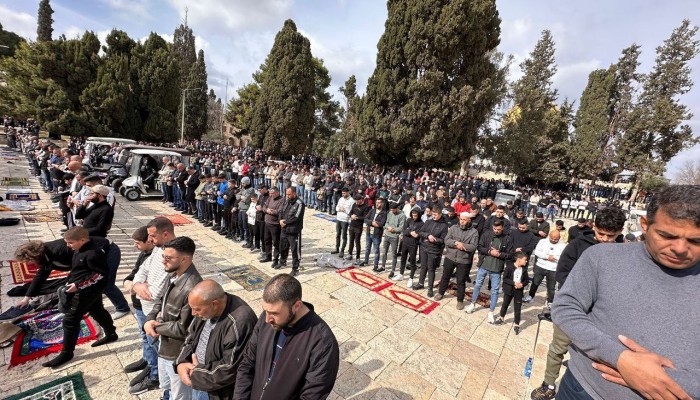 60 ألفًا يؤدون صلاة الجمعة في المسجد الأقصى
