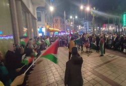 الآلاف في المغرب يحتفلون باتفاق غزة ويوزعون الحلوى