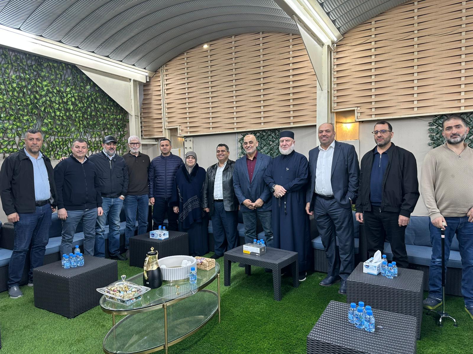 وفد محرري صفقة وفاء الأحرار برئاسة حنيني يزور عائلة الشهيد القائد هنية